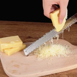 Zitronenreibe Aus Edelstahl | Parmesanreibe [32,5 Cm] | Ingwerreibe | Multifunktionaler Zester Reibe | Muskatnuss Reibe Mit Schutz & Reinigungsbürste | Hobel Reibe Für Schokolade, Käse [Farbe - Gelb] -Herd Gluck Verkäufe 0294024956f6c2ba37ba976b10a88af0