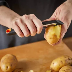 Fiskars FF Schäler Mit Beweglicher Klinge, 1014419 -Herd Gluck Verkäufe 06638e04a0f642bfe9a310f1f16ee543