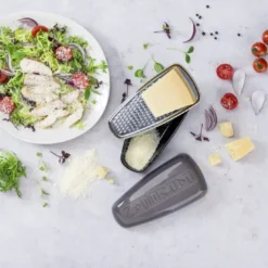 Fackelmann Parmesanreibe- Und Frischebox, Parmesanhobel, Käsereibe Mit Servier-Behälter (Farbe: Transparent/Grau), Menge: 1 Stück -Herd Gluck Verkäufe 0762621de53627eb41b23549a07e96a1