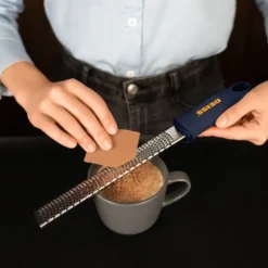 Deiss PRO Käsereibe - Parmesankäse, Zitrone, Ingwer, Knoblauch, Muskatnuss, Schokolade, Gemüse, Früchte - Rasiermesserscharfe, Edelstahlklinge, Breit, Spülmaschinenfest Zester 11 Deiss PRO Käsereibe - Parmesankäse, Zitrone, Ingwer, Knoblauch, Muskatnuss, Schokolade, Gemüse, Früchte - Rasiermesserscharfe, Edelstahlklinge, Breit, Spülmaschinenfest Zester -Herd Gluck Verkäufe 0dd91c76ccbc44e31755bad0200fe286