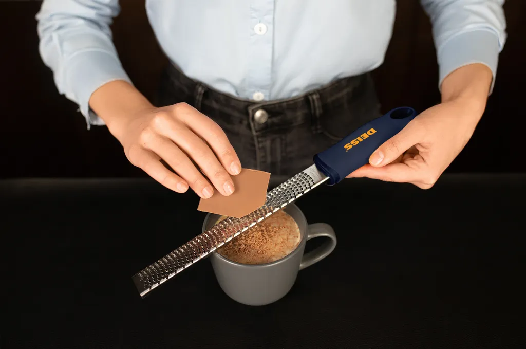 Deiss PRO Käsereibe - Parmesankäse, Zitrone, Ingwer, Knoblauch, Muskatnuss, Schokolade, Gemüse, Früchte - Rasiermesserscharfe, Edelstahlklinge, Breit, Spülmaschinenfest Zester 5 Deiss PRO Käsereibe - Parmesankäse, Zitrone, Ingwer, Knoblauch, Muskatnuss, Schokolade, Gemüse, Früchte - Rasiermesserscharfe, Edelstahlklinge, Breit, Spülmaschinenfest Zester – Bild 5