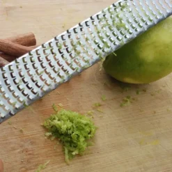 Zester, Hobel Reibe - Käsereibe, Parmesanreibe, Zitronenreibe - Küchenreibe Aus Edelstahl Mit Schutzabdeckung Und Silikon Griff | Schwarz -Herd Gluck Verkäufe 10fd6d757dbe8391ba17e279e182c5ec 2