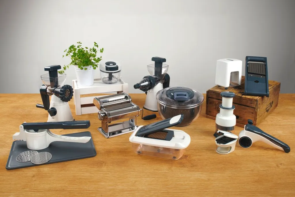 Fackelmann Gemüsehobel #easyprepare, Hochwertiger Gemüseschneider, Mandoline Mit 4 Verschiedenen Schneideinsätzen, Stabiler Küchenhobel Mit Aufbewahrungsbehälter (Farbe: Blau / Grau), 1 X 6 Teile 7 Fackelmann Gemüsehobel #easyprepare, Hochwertiger Gemüseschneider, Mandoline Mit 4 Verschiedenen Schneideinsätzen, Stabiler Küchenhobel Mit Aufbewahrungsbehälter (Farbe: Blau / Grau), 1 X 6 Teile – Bild 7