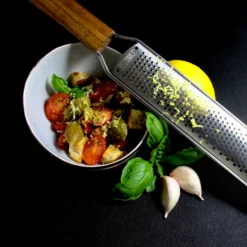 REDSALT® Premium Zester Edelstahl Reibe Mit Holzgriff | Rasiermesserscharfe Klinge | Küchenreibe Für Zitrone Ingwer Muskatnuss | Parmesanreibe Ingwerreibe Zitronenreibe Käsereibe -Herd Gluck Verkäufe 2f39f39486dc0acb6e4b91d45902f54c