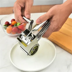 Käsereibe Edelstahl, Käsereibe Mit Kurbel Gemüse Kaese Cutter Käseraspel Käsereiben Mit 4 Ersatzköpfe -Herd Gluck Verkäufe 30f777368f1fcac65bd6f1bc3c430a34 1