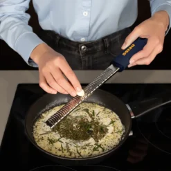 Deiss PRO Käsereibe - Parmesankäse, Zitrone, Ingwer, Knoblauch, Muskatnuss, Schokolade, Gemüse, Früchte - Rasiermesserscharfe, Edelstahlklinge, Breit, Spülmaschinenfest Zester 12 Deiss PRO Käsereibe - Parmesankäse, Zitrone, Ingwer, Knoblauch, Muskatnuss, Schokolade, Gemüse, Früchte - Rasiermesserscharfe, Edelstahlklinge, Breit, Spülmaschinenfest Zester -Herd Gluck Verkäufe 385bb326ded5aaa3de923a3bc42fbd6d