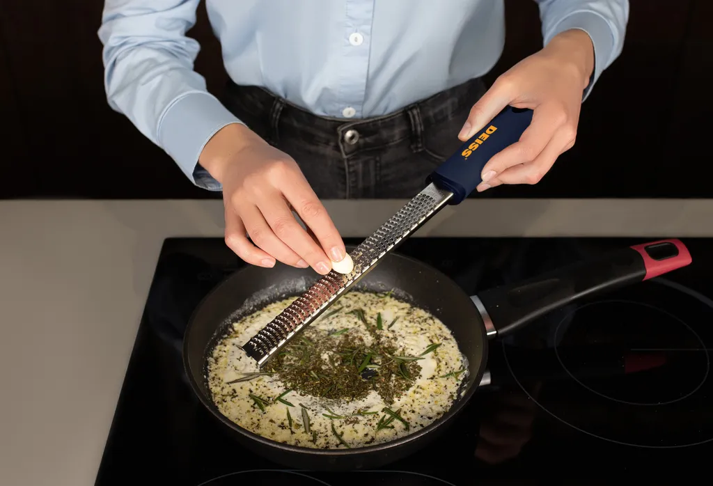 Deiss PRO Käsereibe - Parmesankäse, Zitrone, Ingwer, Knoblauch, Muskatnuss, Schokolade, Gemüse, Früchte - Rasiermesserscharfe, Edelstahlklinge, Breit, Spülmaschinenfest Zester 6 Deiss PRO Käsereibe - Parmesankäse, Zitrone, Ingwer, Knoblauch, Muskatnuss, Schokolade, Gemüse, Früchte - Rasiermesserscharfe, Edelstahlklinge, Breit, Spülmaschinenfest Zester – Bild 6