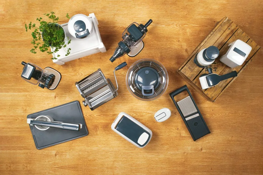 Fackelmann Gemüsehobel #easyprepare, Hochwertiger Gemüseschneider, Mandoline Mit 4 Verschiedenen Schneideinsätzen, Stabiler Küchenhobel Mit Aufbewahrungsbehälter (Farbe: Blau / Grau), 1 X 6 Teile 8 Fackelmann Gemüsehobel #easyprepare, Hochwertiger Gemüseschneider, Mandoline Mit 4 Verschiedenen Schneideinsätzen, Stabiler Küchenhobel Mit Aufbewahrungsbehälter (Farbe: Blau / Grau), 1 X 6 Teile – Bild 8