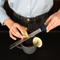 Deiss PRO Käsereibe - Parmesankäse, Zitrone, Ingwer, Knoblauch, Muskatnuss, Schokolade, Gemüse, Früchte - Rasiermesserscharfe, Edelstahlklinge, Breit, Spülmaschinenfest Zester 10 Deiss PRO Käsereibe - Parmesankäse, Zitrone, Ingwer, Knoblauch, Muskatnuss, Schokolade, Gemüse, Früchte - Rasiermesserscharfe, Edelstahlklinge, Breit, Spülmaschinenfest Zester -Herd Gluck Verkäufe 43fd94ef7701cfae182b50eeb4db69b0