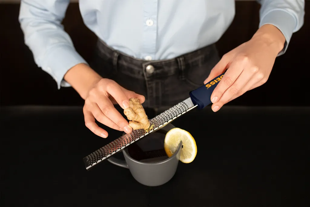 Deiss PRO Käsereibe - Parmesankäse, Zitrone, Ingwer, Knoblauch, Muskatnuss, Schokolade, Gemüse, Früchte - Rasiermesserscharfe, Edelstahlklinge, Breit, Spülmaschinenfest Zester 4 Deiss PRO Käsereibe - Parmesankäse, Zitrone, Ingwer, Knoblauch, Muskatnuss, Schokolade, Gemüse, Früchte - Rasiermesserscharfe, Edelstahlklinge, Breit, Spülmaschinenfest Zester – Bild 4