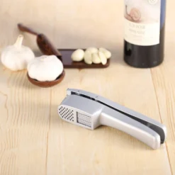 2 In 1 Knoblauchpresse Zerkleinerungsmaschine Und Knoblauchscheibenfunktion Crush 15 2 In 1 Knoblauchpresse Zerkleinerungsmaschine Und Knoblauchscheibenfunktion Crush -Herd Gluck Verkäufe 44de40aa34435eb5dc02d75bae95005b