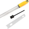 Zitronenreibe Aus Edelstahl | Parmesanreibe [32,5 Cm] | Ingwerreibe | Multifunktionaler Zester Reibe | Muskatnuss Reibe Mit Schutz & Reinigungsbürste | Hobel Reibe Für Schokolade, Käse [Farbe - Gelb]