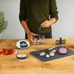 Fackelmann Multi-Hacker Easyprepare, Hochweritger Mulit-Zerkleinerer Mit Seilzug, Transparenter Auffangbehälter Mit Frischhaltedeckel, Sicher Halt Durch Anti-Rutsch-Boden (Farbe: Weiß / Blau-Grau) -Herd Gluck Verkäufe 5ef3d66a15c5b25530057591f43a5a78