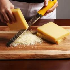 Deiss PRO Käsereibe - Parmesankäse, Zitrone, Ingwer, Knoblauch, Muskatnuss, Schokolade, Gemüse, Früchte - Rasiermesserscharfe Edelstahlklinge, Breit, Spülmaschinenfest Zester -Herd Gluck Verkäufe 5fa7976c9197faf1725b33f39c5c51d7