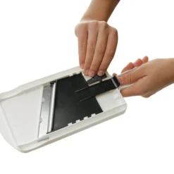 Fackelmann Dick-/Dünnschneider Mit Restehalter, Gemüseschneider Mit Zweiseitiger Edelstahl-Klinge, Hochwertiger Gemüsehobel (Farbe: Weiß/Schwarz), Menge: 1 Stück -Herd Gluck Verkäufe 66d538f7d78c0bdece414112526a0f63