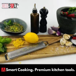 REDSALT® Premium Zester Edelstahl Reibe Mit Holzgriff | Rasiermesserscharfe Klinge | Küchenreibe Für Zitrone Ingwer Muskatnuss | Parmesanreibe Ingwerreibe Zitronenreibe Käsereibe -Herd Gluck Verkäufe 70f4868207bca1209b7f1a957e8c6ea1