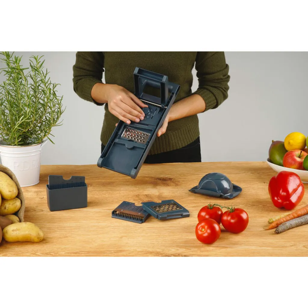 Fackelmann Gemüsehobel #easyprepare, Hochwertiger Gemüseschneider, Mandoline Mit 4 Verschiedenen Schneideinsätzen, Stabiler Küchenhobel Mit Aufbewahrungsbehälter (Farbe: Blau / Grau), 1 X 6 Teile 12 Fackelmann Gemüsehobel #easyprepare, Hochwertiger Gemüseschneider, Mandoline Mit 4 Verschiedenen Schneideinsätzen, Stabiler Küchenhobel Mit Aufbewahrungsbehälter (Farbe: Blau / Grau), 1 X 6 Teile – Bild 12