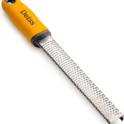Deiss PRO Käsereibe - Parmesankäse, Zitrone, Ingwer, Knoblauch, Muskatnuss, Schokolade, Gemüse, Früchte - Rasiermesserscharfe Edelstahlklinge, Breit, Spülmaschinenfest Zester