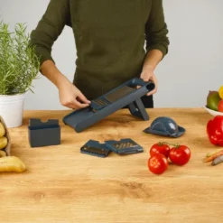 Fackelmann Gemüsehobel #easyprepare, Hochwertiger Gemüseschneider, Mandoline Mit 4 Verschiedenen Schneideinsätzen, Stabiler Küchenhobel Mit Aufbewahrungsbehälter (Farbe: Blau / Grau), 1 X 6 Teile 21 Fackelmann Gemüsehobel #easyprepare, Hochwertiger Gemüseschneider, Mandoline Mit 4 Verschiedenen Schneideinsätzen, Stabiler Küchenhobel Mit Aufbewahrungsbehälter (Farbe: Blau / Grau), 1 X 6 Teile -Herd Gluck Verkäufe 7e44264d87c701d000354b26f1d130b6