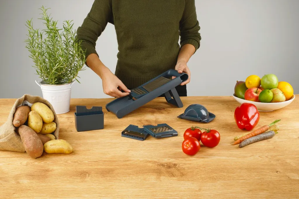 Fackelmann Gemüsehobel #easyprepare, Hochwertiger Gemüseschneider, Mandoline Mit 4 Verschiedenen Schneideinsätzen, Stabiler Küchenhobel Mit Aufbewahrungsbehälter (Farbe: Blau / Grau), 1 X 6 Teile 10 Fackelmann Gemüsehobel #easyprepare, Hochwertiger Gemüseschneider, Mandoline Mit 4 Verschiedenen Schneideinsätzen, Stabiler Küchenhobel Mit Aufbewahrungsbehälter (Farbe: Blau / Grau), 1 X 6 Teile – Bild 10