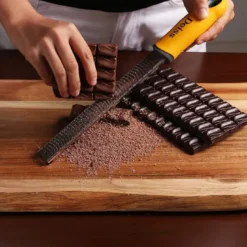 Deiss PRO Käsereibe - Parmesankäse, Zitrone, Ingwer, Knoblauch, Muskatnuss, Schokolade, Gemüse, Früchte - Rasiermesserscharfe Edelstahlklinge, Breit, Spülmaschinenfest Zester -Herd Gluck Verkäufe 818ff1aa1f006febbc73c8586471b585