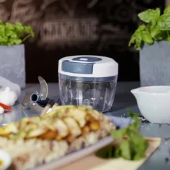 Fackelmann Multi-Hacker Easyprepare, Hochweritger Mulit-Zerkleinerer Mit Seilzug, Transparenter Auffangbehälter Mit Frischhaltedeckel, Sicher Halt Durch Anti-Rutsch-Boden (Farbe: Weiß / Blau-Grau) -Herd Gluck Verkäufe 920b613a5530be2107a75cd5c3748b0a