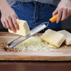 DEISS PRO Käsereibe - Parmesankäse, Zitrone, Ingwer, Knoblauch, Muskatnuss, Schokolade, Gemüse, Früchte - Rasiermesserscharfe Edelstahlklinge, Breit, Spülmaschinenfest 11 DEISS PRO Käsereibe - Parmesankäse, Zitrone, Ingwer, Knoblauch, Muskatnuss, Schokolade, Gemüse, Früchte - Rasiermesserscharfe Edelstahlklinge, Breit, Spülmaschinenfest -Herd Gluck Verkäufe 9451603b151ddeecb0269bbe6da83b0e