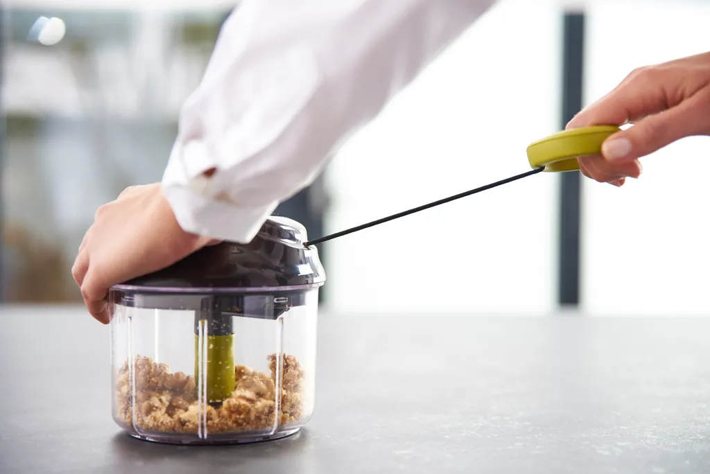 Tefal 5-Sekunden-Zerkleinerer 900 Ml Gemüseschneider Und Mixer Mit Edelstahlklingen Zum Zerkleinern Von Gemüse, Zwiebeln Und Nüssen K1320404 11 Tefal 5-Sekunden-Zerkleinerer 900 Ml Gemüseschneider Und Mixer Mit Edelstahlklingen Zum Zerkleinern Von Gemüse, Zwiebeln Und Nüssen K1320404 – Bild 11