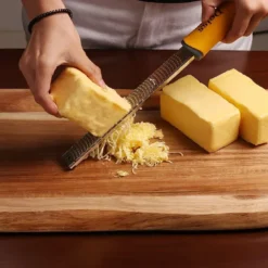 Deiss PRO Käsereibe - Parmesankäse, Zitrone, Ingwer, Knoblauch, Muskatnuss, Schokolade, Gemüse, Früchte - Rasiermesserscharfe Edelstahlklinge, Breit, Spülmaschinenfest Zester -Herd Gluck Verkäufe a44515622f3d44b8341c048031fca9af