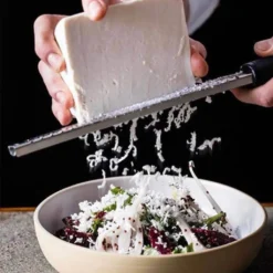 Zitronenreibe Aus Edelstahl | Parmesanreibe [Länge - 32,5 Cm] | Ingwerreibe | Multifunktionaler Zester Reibe [Farbe - Schwarz] - Muskatnuss Reibe | Hobel Reibe Für Schokolade, Käse, Kokosnuss -Herd Gluck Verkäufe aef4e9ae6096b91ba61fd2641af88f6c