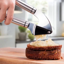 Deiss PRO Knoblauchpresse Und Silikon-Knoblauchschäler-Set - Bestes Werkzeug Zum Sekundenschnellen Zerkleinern Von Knoblauch Und Ingwer - Rostfreier Edelstahl Und Extrem Leicht Zu Reinigen - Spülmaschinenfest -Herd Gluck Verkäufe b20861f53889c50bfde5f9116c0e893e