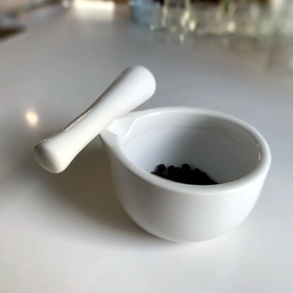 LS-LebenStil Keramik Mörser Stößel Set Weiß Ø 12cm Kleiner Gewürzmörser Zerkleinerer 3 LS-LebenStil Keramik Mörser Stößel Set Weiß Ø 12cm Kleiner Gewürzmörser Zerkleinerer – Bild 3