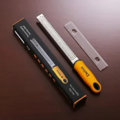 Deiss PRO Käsereibe - Parmesankäse, Zitrone, Ingwer, Knoblauch, Muskatnuss, Schokolade, Gemüse, Früchte - Rasiermesserscharfe Edelstahlklinge, Breit, Spülmaschinenfest Zester -Herd Gluck Verkäufe b9f74e644fd056273f899b508a0c3bda