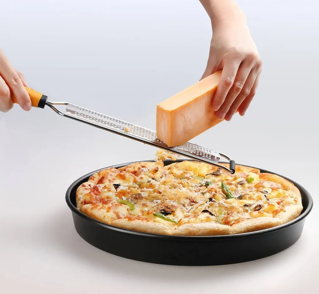 DEISS PRO Käsereibe - Parmesankäse, Zitrone, Ingwer, Knoblauch, Muskatnuss, Schokolade, Gemüse, Früchte - Rasiermesserscharfe Edelstahlklinge, Breit, Spülmaschinenfest 8 DEISS PRO Käsereibe - Parmesankäse, Zitrone, Ingwer, Knoblauch, Muskatnuss, Schokolade, Gemüse, Früchte - Rasiermesserscharfe Edelstahlklinge, Breit, Spülmaschinenfest – Bild 8