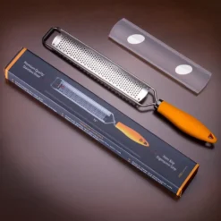 DEISS PRO Käsereibe - Parmesankäse, Zitrone, Ingwer, Knoblauch, Muskatnuss, Schokolade, Gemüse, Früchte - Rasiermesserscharfe Edelstahlklinge, Breit, Spülmaschinenfest 17 DEISS PRO Käsereibe - Parmesankäse, Zitrone, Ingwer, Knoblauch, Muskatnuss, Schokolade, Gemüse, Früchte - Rasiermesserscharfe Edelstahlklinge, Breit, Spülmaschinenfest -Herd Gluck Verkäufe c4c37537040db497f95759dec8b2951a