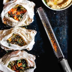 Zester, Hobel Reibe - Käsereibe, Parmesanreibe, Zitronenreibe - Küchenreibe Aus Edelstahl Mit Schutzabdeckung Und Silikon Griff | Schwarz -Herd Gluck Verkäufe d44258d7a223afd8d5a9de6c57767b11 1