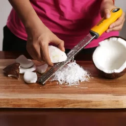 Deiss PRO Käsereibe - Parmesankäse, Zitrone, Ingwer, Knoblauch, Muskatnuss, Schokolade, Gemüse, Früchte - Rasiermesserscharfe Edelstahlklinge, Breit, Spülmaschinenfest Zester -Herd Gluck Verkäufe dac9ee593a43eee92f13f2a4921a63d3