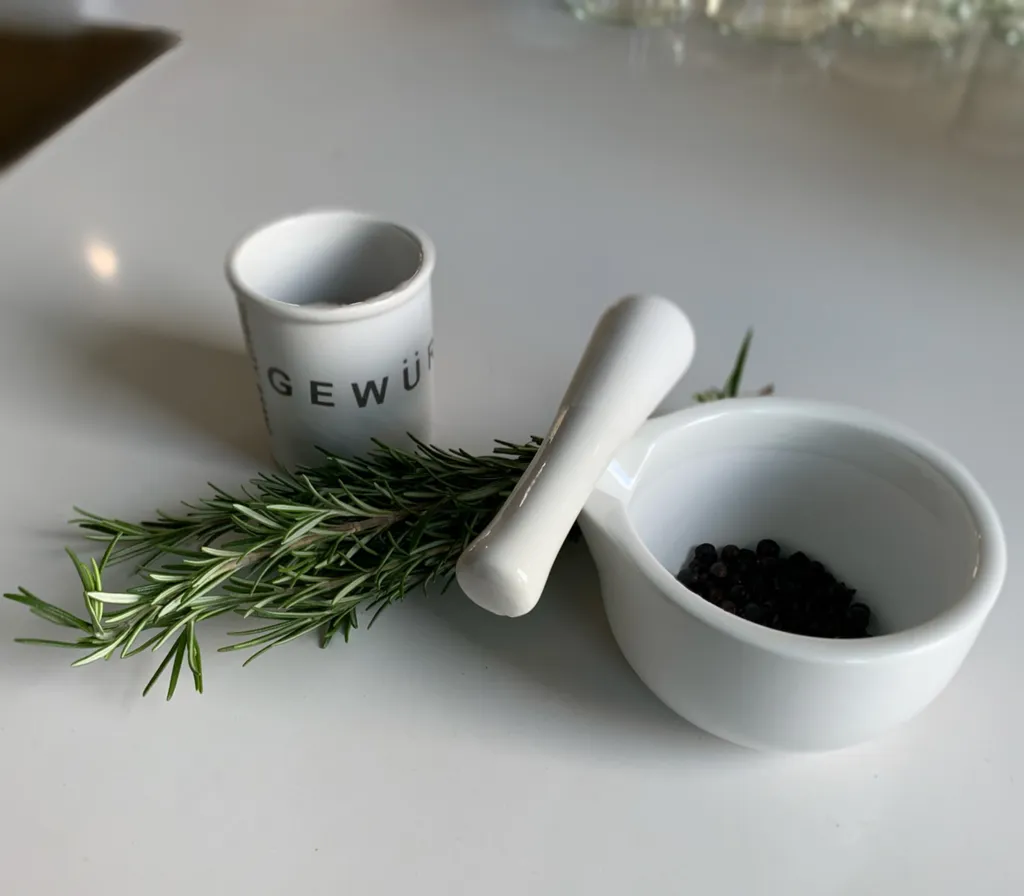 LS-LebenStil Keramik Mörser Stößel Set Weiß Ø 12cm Kleiner Gewürzmörser Zerkleinerer 4 LS-LebenStil Keramik Mörser Stößel Set Weiß Ø 12cm Kleiner Gewürzmörser Zerkleinerer – Bild 4