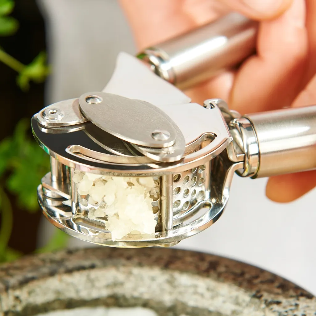 Rösle Knoblauchpresse Mit Abstreifer Edelstahl 12 Rösle Knoblauchpresse Mit Abstreifer Edelstahl – Bild 12