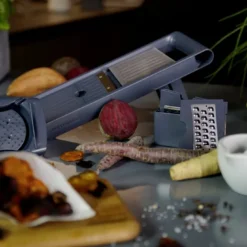 Fackelmann Gemüsehobel #easyprepare, Hochwertiger Gemüseschneider, Mandoline Mit 4 Verschiedenen Schneideinsätzen, Stabiler Küchenhobel Mit Aufbewahrungsbehälter (Farbe: Blau / Grau), 1 X 6 Teile 17 Fackelmann Gemüsehobel #easyprepare, Hochwertiger Gemüseschneider, Mandoline Mit 4 Verschiedenen Schneideinsätzen, Stabiler Küchenhobel Mit Aufbewahrungsbehälter (Farbe: Blau / Grau), 1 X 6 Teile -Herd Gluck Verkäufe ea03f5f87918c6edc838d43771a5b614