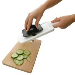 Fackelmann Dick-/Dünnschneider Mit Restehalter, Gemüseschneider Mit Zweiseitiger Edelstahl-Klinge, Hochwertiger Gemüsehobel (Farbe: Weiß/Schwarz), Menge: 1 Stück -Herd Gluck Verkäufe f73c1f3e3ddb7e0870c0230f5512d48d